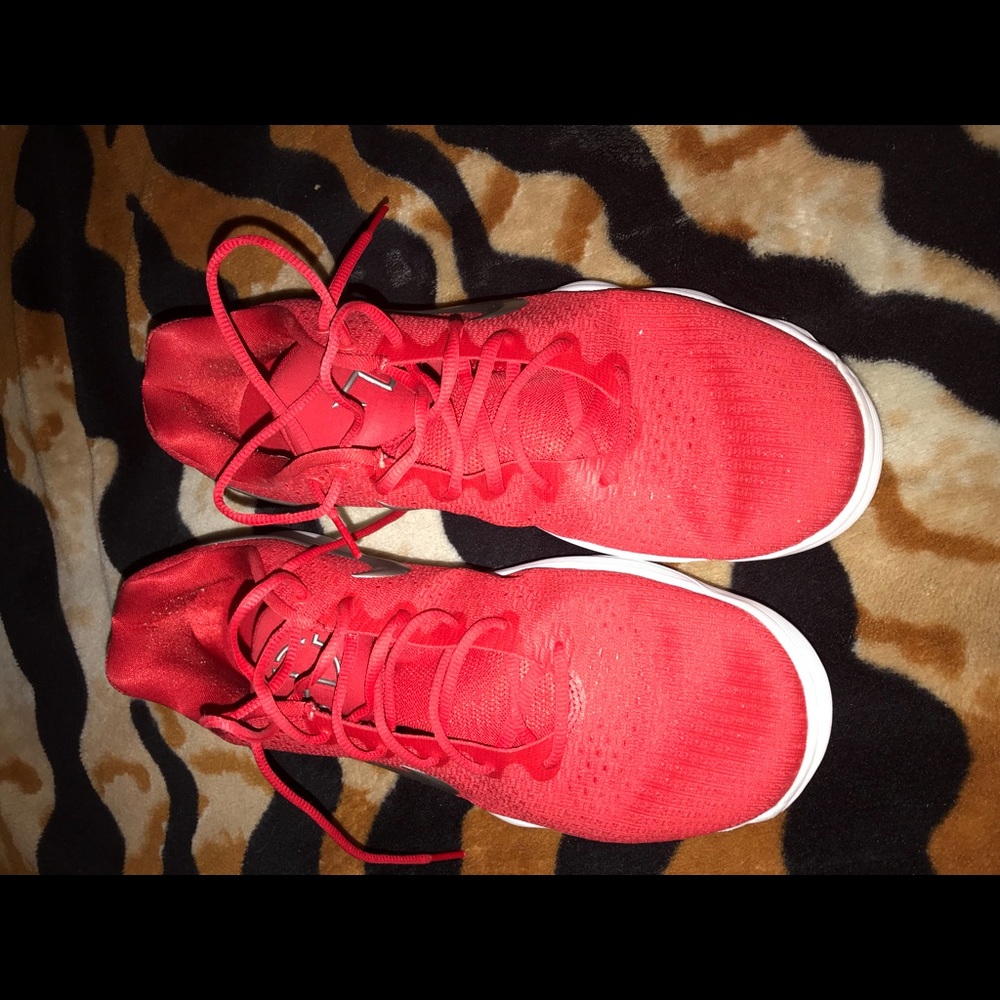 Red Nike hyperdunks - Picture 3 of 3